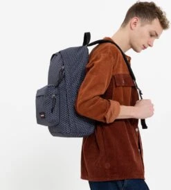 Eastpak OUT OF OFFICE Rugzak, 27 Liter, 13.3 Inch Laptopvak - Refleks Navy -Reisbagage Winkel 1082x1200 2
