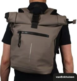 VanEnkhuizen Rolltop Rugzak Met Laptopvak 15,6 Inch - 20 Liter - Waterafstotend En Thermo Materiaal - Taupe -Reisbagage Winkel 1144x1200