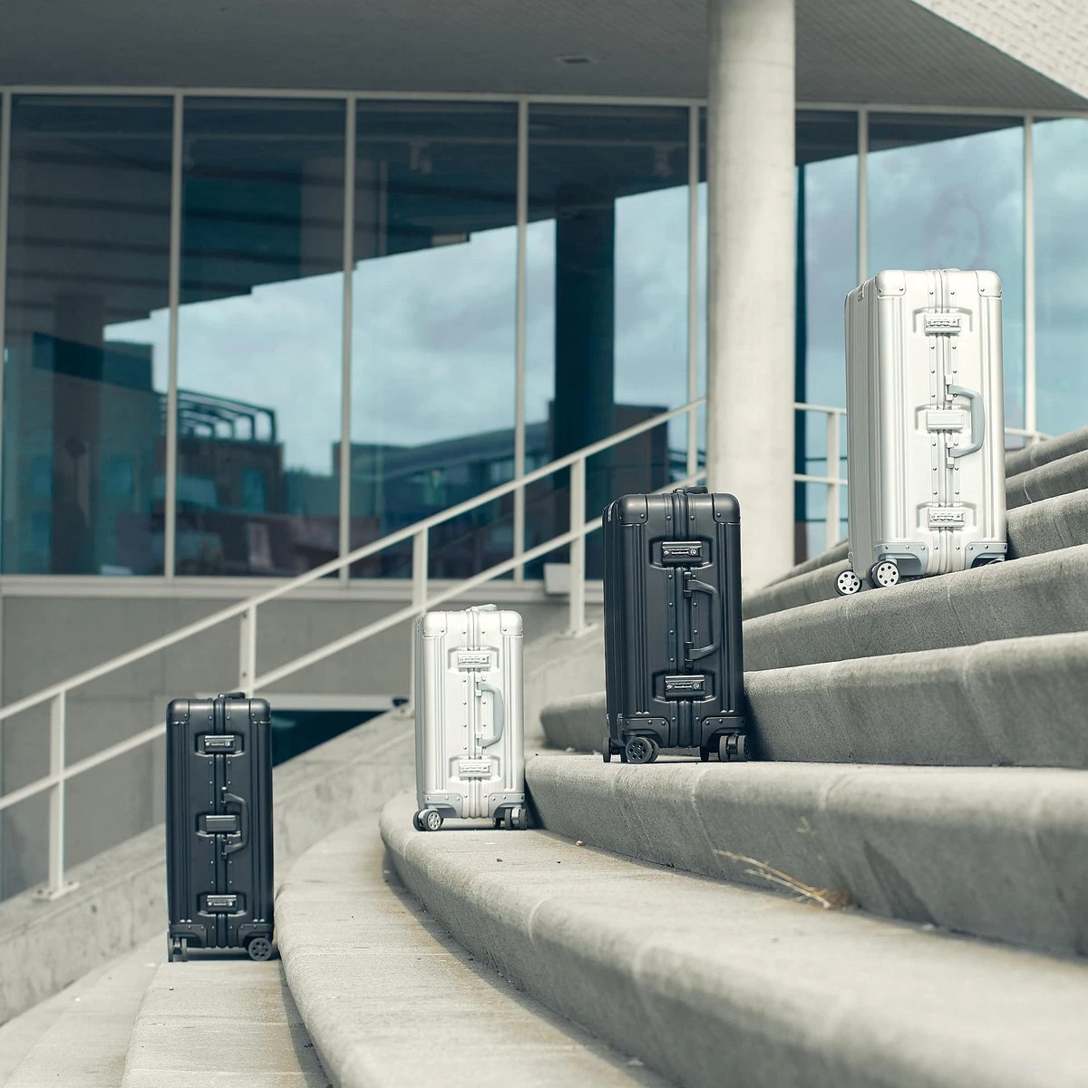 Aluminium Handbagage Koffer Mozzel Darrow - Reiskoffer Met Wielen - 51cm - Harde Koffer - Zilver 13 Aluminium Handbagage Koffer Mozzel Darrow - Reiskoffer Met Wielen - 51cm - Harde Koffer - Zilver - Afbeelding 11