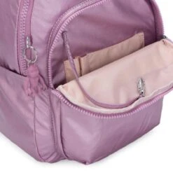 Kipling Seoul S Metallic Berry -Reisbagage Winkel 1200x1200 1773