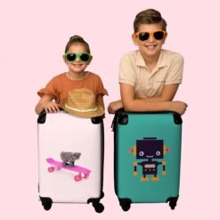 NoBoringSuitcases.com® Kinderkoffer - Handbagage Kinderen - Kitten - Skateboard - Roze - Meisjes - Kinderen - Trollet Op Wieltjes - Past Binnen 55x40x20 Cm En 55x35x25 Cm - Koffer Meisje -Reisbagage Winkel 1200x1200 614