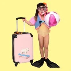 NoBoringSuitcases.com® Kinderkoffer - Trolley Kinderen - Varken - Roze - Skateboard - Kinderen - Meisje - Koffer Dieren - Past Binnen 55x40x20 Cm En 55x35x25 Cm - Reiskoffer Met Wielen -Reisbagage Winkel 1200x1200 629