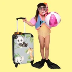 NoBoringSuitcases.com® Koffer - Jungle - Panda - Olifant - Giraffe - Kinderen - Past Binnen 55x40x20 Cm En 55x35x25 Cm - Handbagage - Trolley - Fotokoffer - Cabin Size - Print -Reisbagage Winkel 1200x1200 645