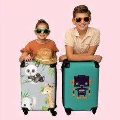 NoBoringSuitcases.com® Koffer - Jungle - Panda - Olifant - Giraffe - Kinderen - Past Binnen 55x40x20 Cm En 55x35x25 Cm - Handbagage - Trolley - Fotokoffer - Cabin Size - Print -Reisbagage Winkel 1200x1200 648