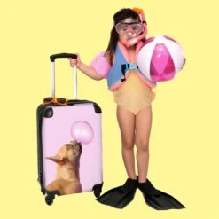 NoBoringSuitcases.com® Kinderkoffer - Hond - Dieren - Kauwgom - Roze - Kinderen - Trolley Kinderen - Past Binnen 55x40x20 Cm En 55x35x25 Cm - Reiskoffer Met Wielen - Koffertje -Reisbagage Winkel 1200x1200 749