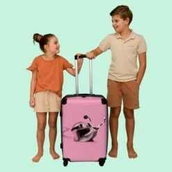 NoBoringSuitcases.com® Koffer Groot - Slak - Roze - Meisjes - Racen - Trolley Koffer Met TSA-slot - Met Wielen - 90 Liter - Reiskoffer - 66 Cm -Reisbagage Winkel 1200x1200 868