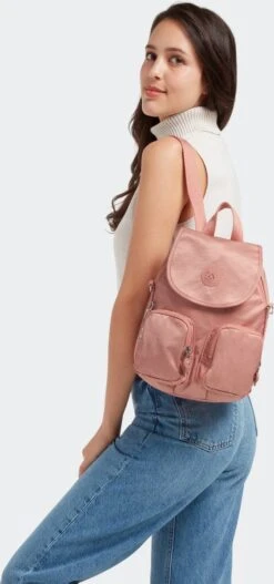 Kipling FIREFLY UP Rugzak, 7.5 Liter - Dynamic Twill Warm Rose 20 Kipling FIREFLY UP Rugzak, 7.5 Liter - Dynamic Twill Warm Rose -Reisbagage Winkel 562x1200