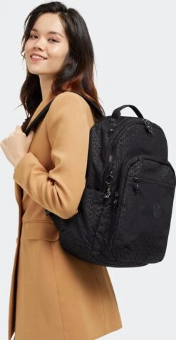 Kipling SEOUL Rugzak, 27 Liter, 15 Inch Laptopvak - Signature Emb -Reisbagage Winkel 622x1200 9