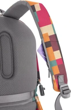 XD Design Bobby Soft Art - Anti-Diefstal Rugzak 16 Liter - Geometric 21 XD Design Bobby Soft Art - Anti-Diefstal Rugzak 16 Liter - Geometric -Reisbagage Winkel 776x1200 6