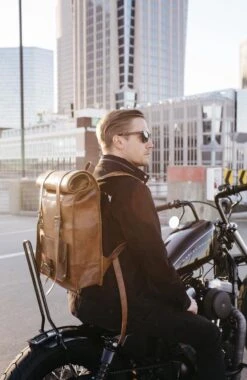 Johnny Fly Leren Rolltop Vintage Rugtas - Bruin - Ecologisch 17 Johnny Fly Leren Rolltop Vintage Rugtas - Bruin - Ecologisch -Reisbagage Winkel 779x1200 5