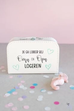 Merkloos ByMi |Koffertje Ik Ga Lekker Logeren Bij Opa En Oma| Aankondiging| Zwangerschap| Kraam Cadeau| Zwanger| Gepersonaliseerd -Reisbagage Winkel 801x1200 11