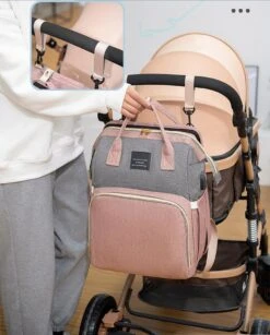 Merkloos Tas Voor Moeders En Vaders Met Uitklapbaar Baby Bedje - Draagbare Box - Rugzak Moeder - Roze - Met Veel Handige Opberg Vakken En USB Oplader - Klamboe - Mummy Bag - Verstelbaar -Reisbagage Winkel 964x1200 6