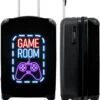 NoBoringSuitcases.com® Koffer - Trolley Op Wieltjes - Neon - Game Room - Tekst - Controller - Zwart - Reiskoffer - Past Binnen 55x40x20 Cm En 55x35x25 Cm - Koffertje - Trolley Handbagage -Reisbagage Winkel 978x1200 5